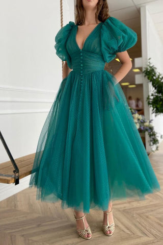 Robe de soirée élégante en tulle vert foncé, coupe trapèze, col en V et manches courtes