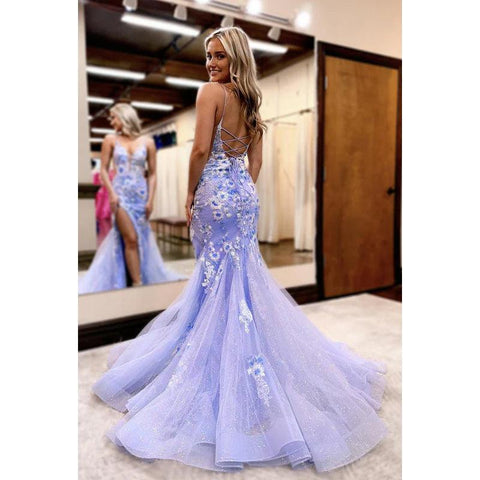 Vestido de fiesta glamuroso y dramático con tirantes finos, escote en V y abertura con apliques