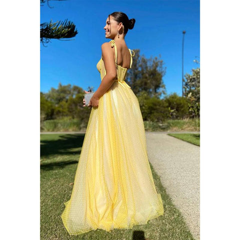 Robe de bal longue en tulle jaune à bretelles spaghetti et décolleté en cœur 