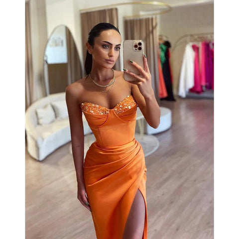 Robe de bal longue en satin plissée, coupe fourreau/colonne, décolleté en cœur, avec fente 