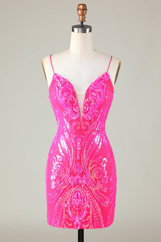 Elegante vestido corto rosa fucsia ajustado de tirantes finos y espalda cruzada, ideal para fiestas de bienvenida.