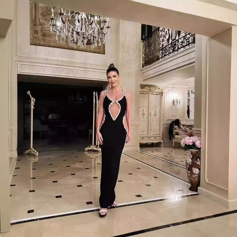 Vestido de graduación negro sin tirantes con pedrería y escote halter 