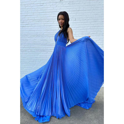 Vestido sencillo e informal de corte A con cuello halter, sin mangas, con abertura lateral y espalda descubierta para fiesta y graduación