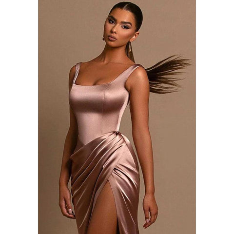 Robe de soirée longue froncée à col carré et fente sur la cuisse