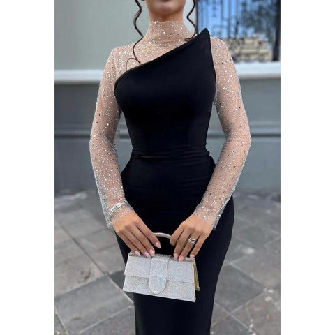 Vestido de fiesta elegante y moderno con corte tubo, mangas largas, cuello alto y brillantes