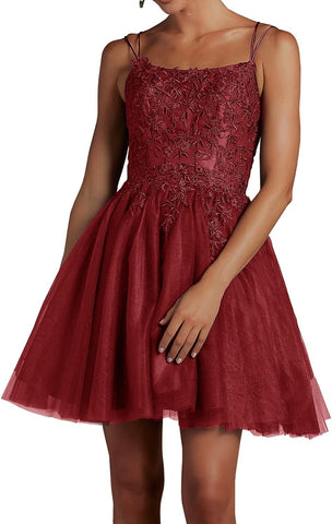 Robe de bal courte en tulle perlé et dentelle, col carré, bretelles spaghetti, style sobre. 