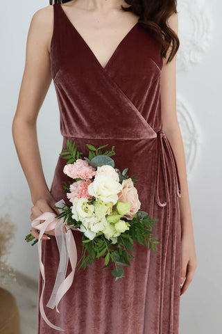 Vestido largo de dama de honor de terciopelo con escote en V, ideal para fiestas formales de graduación o eventos formales. Con abertura. 