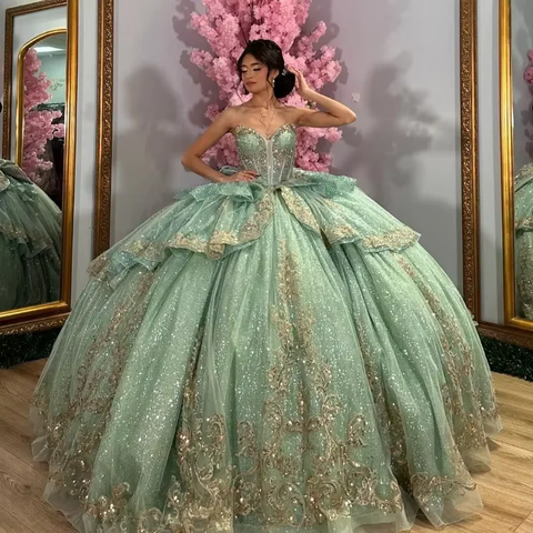 Vestido de quinceañera verde con cristales, cuentas, apliques dorados, encaje y lazo. Vestido de baile para cumpleaños de 16 años. Modelo Y8115.
