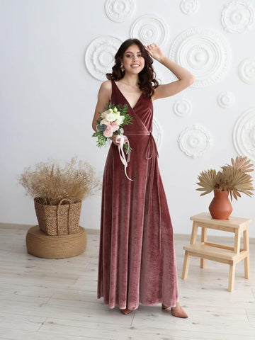 Vestido largo de dama de honor de terciopelo con escote en V, ideal para fiestas formales de graduación o eventos formales. Con abertura. 