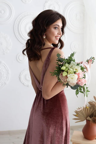 Vestido largo de dama de honor de terciopelo con escote en V, ideal para fiestas formales de graduación o eventos formales. Con abertura. 