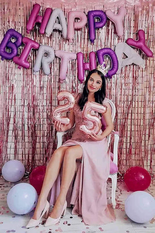 Robe de demoiselle d'honneur longue en mousseline à appliqués, col en V ornée de perles et fente. 