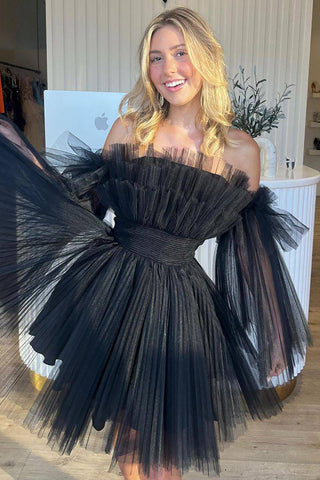 Vestido corto de fiesta de bienvenida, de corte A, sin tirantes, de tul negro, con volantes, admirablemente elegante.