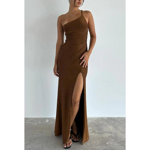 Robe de soirée ajustée à une épaule avec plis fendus sur le côté 