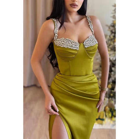 Robe de soirée à bretelles spaghetti et plis perlés avec fente latérale 
