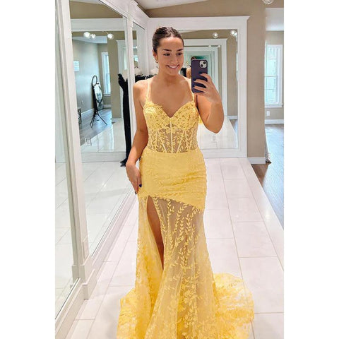 Elegante y lujoso vestido de fiesta de sirena con escote en V, tirantes finos y abertura lateral con apliques de encaje.