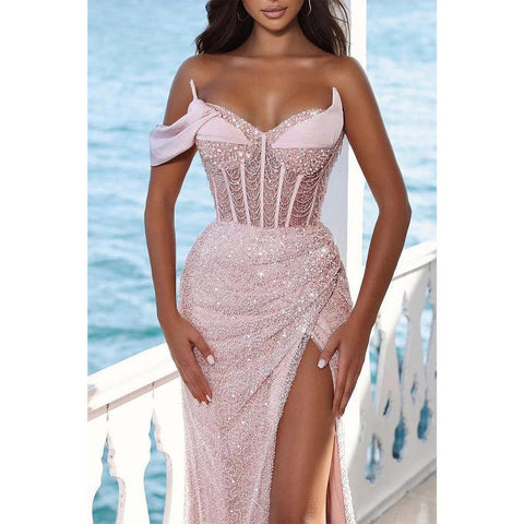 Vestido de fiesta ajustado brillante con un hombro al descubierto, fruncido con cuentas y abertura lateral 