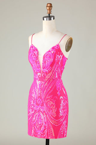 Elegante vestido corto rosa fucsia ajustado de tirantes finos y espalda cruzada, ideal para fiestas de bienvenida.