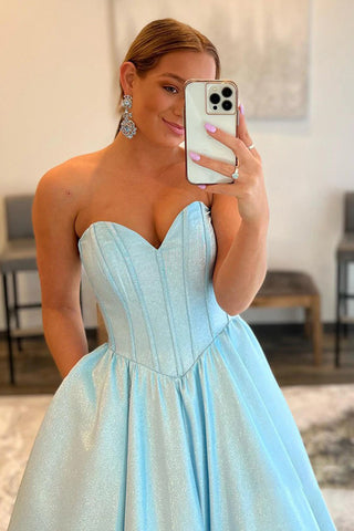 Vestido largo de fiesta azul sin tirantes con escote corazón y corte en A