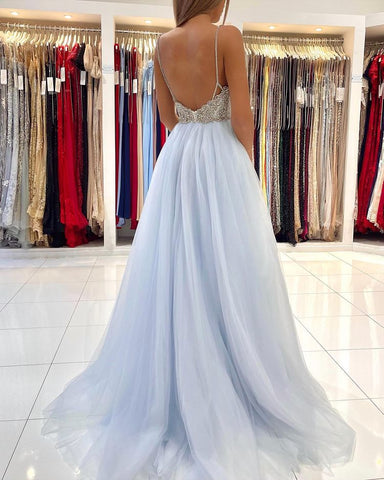 Robe de bal longue en tulle bleu ciel à fines bretelles et perles