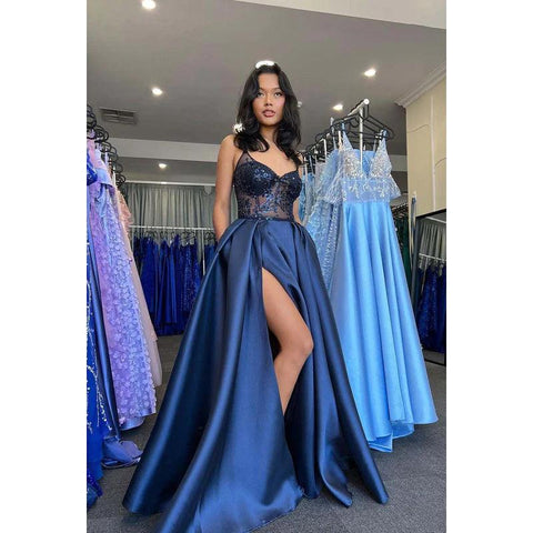 Robe de bal longue en satin à paillettes et perles, coupe trapèze, col en V et fente