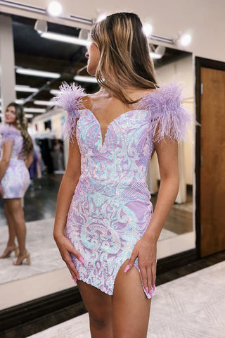 Robe fourreau tendance violette courte à épaules dénudées avec plumes, idéale pour un bal de promo.