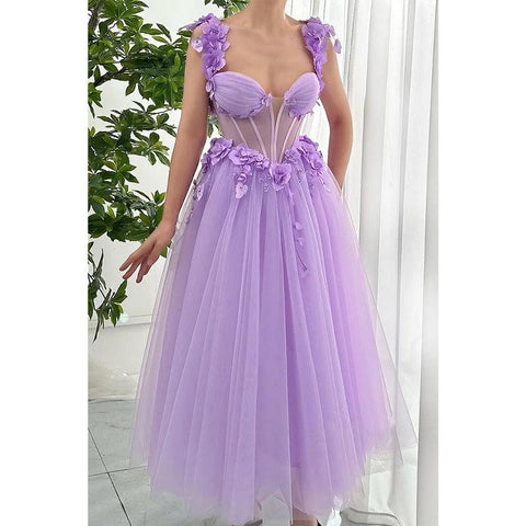 Robe de soirée en tulle, coupe trapèze, bretelles spaghetti, décolleté en cœur, motif floral appliqué 