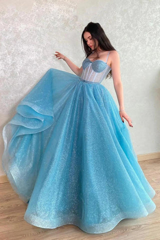 Robe de bal longue bleu clair à sequins, coupe trapèze, bretelles spaghetti et paillettes.