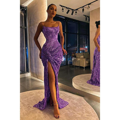 Vestido de fiesta brillante con tirantes finos, pliegues y abertura alta