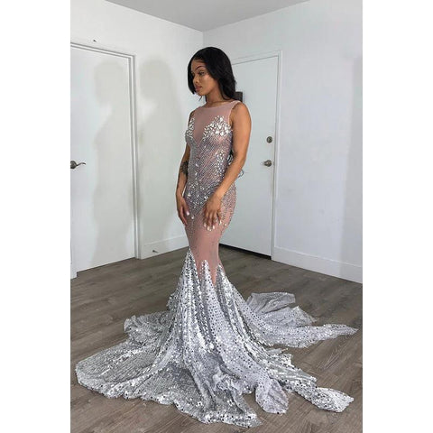 Vestido de fiesta largo estilo sirena de tul transparente con cuentas y sin mangas con cola larga