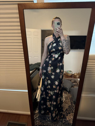 Robe de bal longue bleu marine imprimée en satin à col halter, modèle Y8453