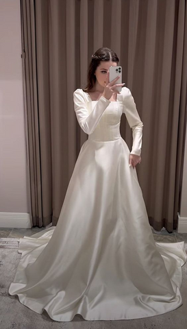 Vestido de novia blanco satinado, corte modesto, línea A, escote cuadrado Y6736