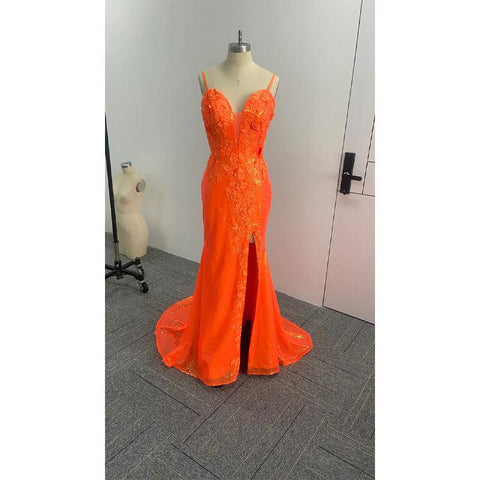Vestido de fiesta largo con tirantes finos, apliques de lentejuelas naranjas y abertura