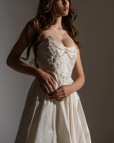 Elegante vestido de noche sin tirantes de satén con cuentas, corte en A, abertura, estilo baile de graduación Y8314