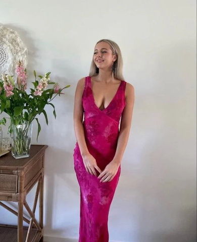 Elegante vestido de noche con estampado floral y escote en V profundo, modelo Y4548