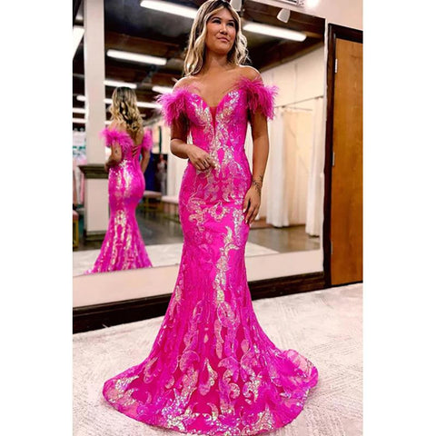 Vestido de fiesta largo estilo sirena con hombros descubiertos, lentejuelas naranjas brillantes y plumas