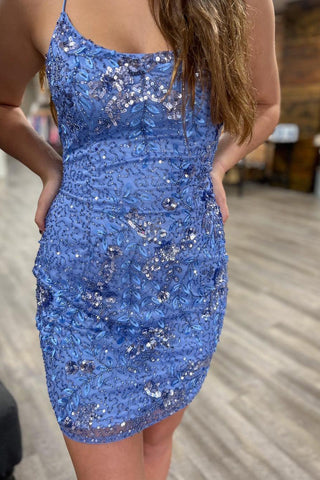 Robe de bal courte bleue moulante à fines bretelles et sequins