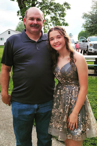 Lindo vestido corto gris de tirantes finos estilo A para baile de bienvenida con bordado