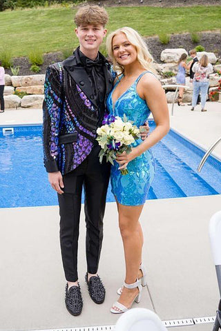 Vestido corto azul de fiesta con escote en V profundo y corte recto.