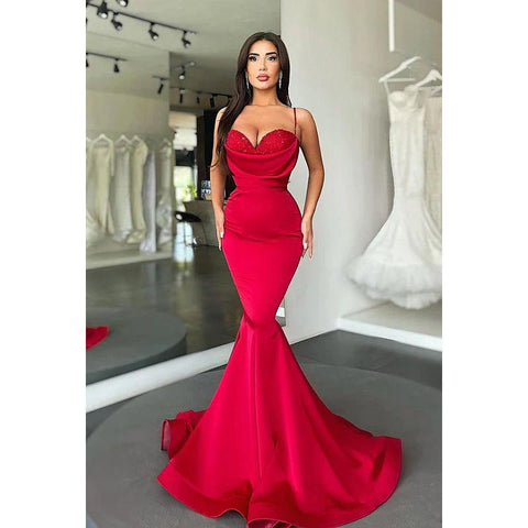 Vestido de noche largo de sirena de satén con tirantes finos y escote en forma de corazón