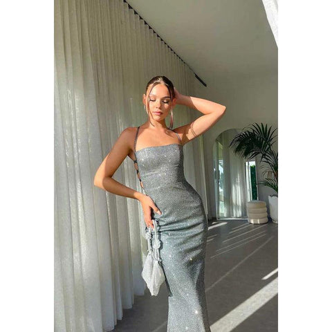 Vestido de noche largo con tirantes finos, lentejuelas y brillantes