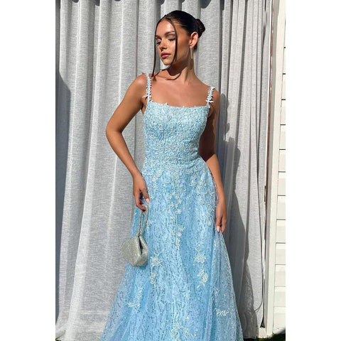 Vestido de fiesta largo de tul con apliques de encaje y tirantes finos en forma de A