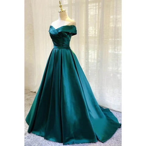 Robe longue plissée en satin vert à épaules dénudées 