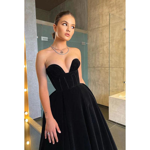 Vestido de noche de graduación de terciopelo con escote en forma de A y sin tirantes