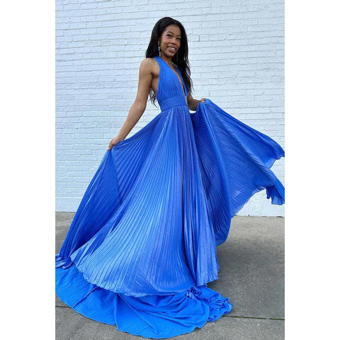 Vestido sencillo e informal de corte A con cuello halter, sin mangas, con abertura lateral y espalda descubierta para fiesta y graduación