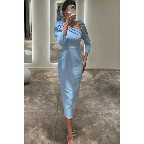 Vestido de noche formal con escote barco, mangas 3/4 y cuentas, corte tubo/columna 