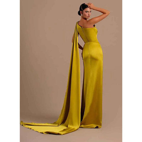 Robe de soirée longue et unique à une épaule et fente haute 
