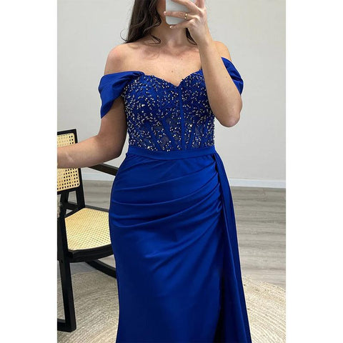 Vestido de noche largo con hombros descubiertos, corte tubo/columna y cuentas 