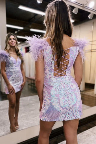 Robe fourreau tendance violette courte à épaules dénudées avec plumes, idéale pour un bal de promo.