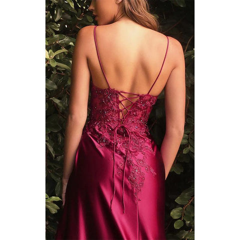 Vestido de fiesta largo negro con tirantes finos, apliques de encaje y abertura lateral