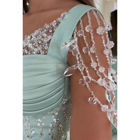 Robe de bal longue sirène en satin perlé avec décolleté en cœur et fente